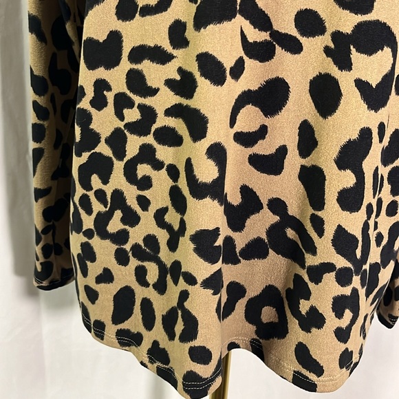 🛍 6 for $35 • NWT HEIMISH USA Animal Print Oh So Soft Knit V-Neck Lounge Top - Picture 8 of 16